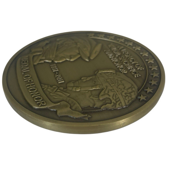 Medal of Honor Commemorative Challenge Coin & Case 1861-2011 Military Tradition - Picture 5 of 8